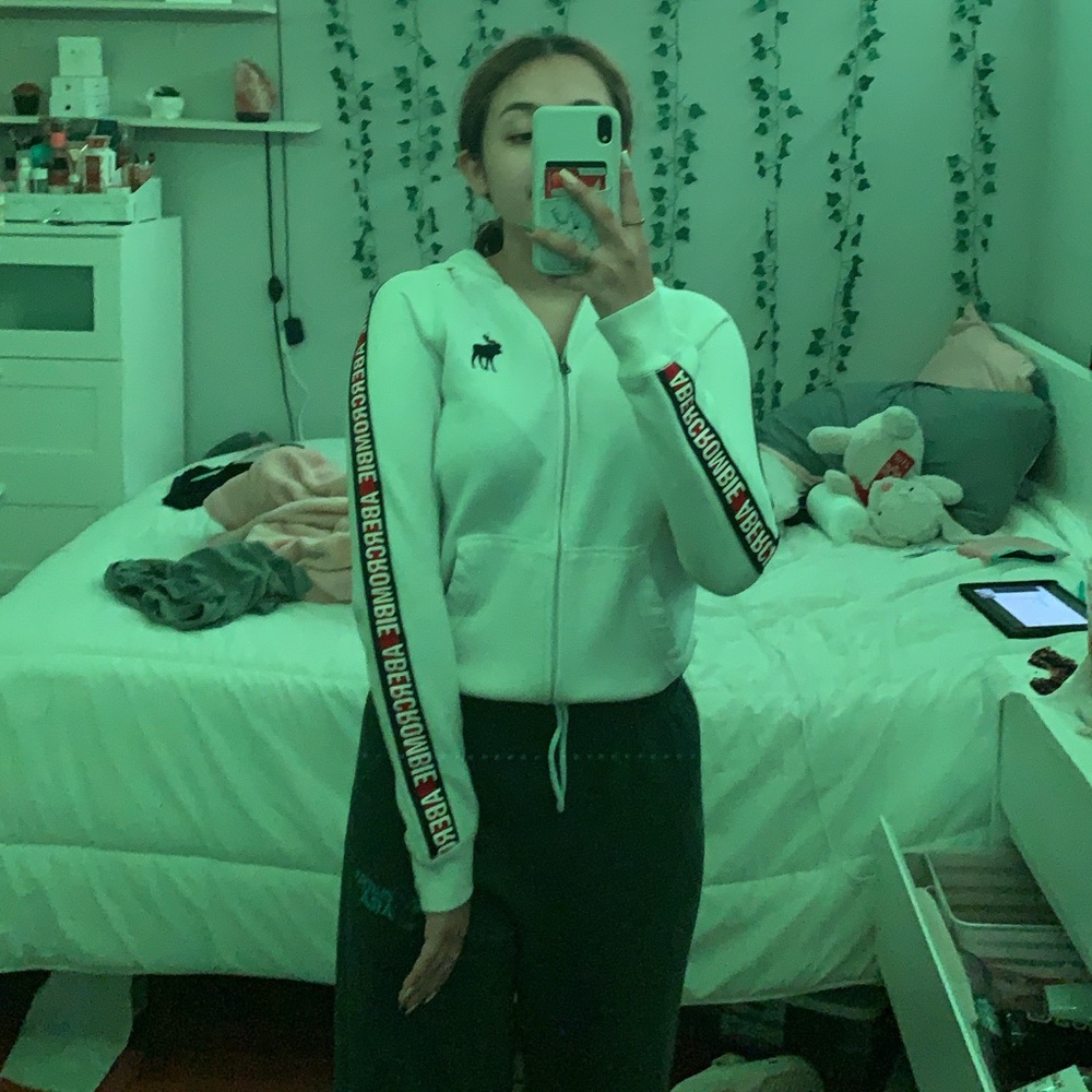 A&f white zip up